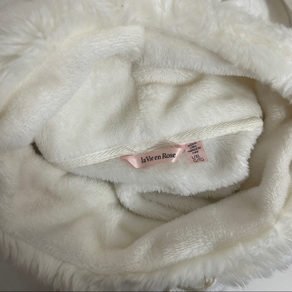 La Vie En Rose All White Teddy Oversized Sweater - Picture 5 of 12